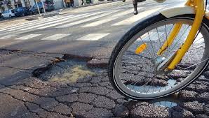 Condizioni della strada e traffico intenso noti al ciclista: niente risarcimento per la caduta subita a causa di un avvallamento Condizioni della strada e traffico intenso noti al ciclista: niente risarcimento per la caduta subita a causa di un avvallamento